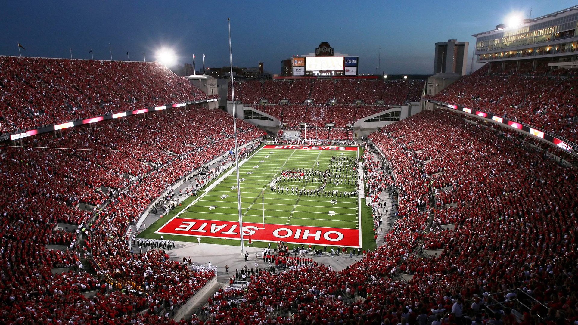 引擎轰鸣与地板摩擦,当F1极速狂飙遇上CBA血肉长城,体育的剧本永不重复